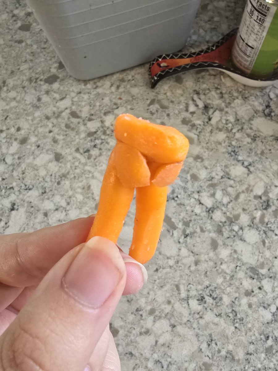 B0redM0rtal's tweet photo. I just wanted some carrots why does this one have cheeks 💀 https://t.co/5M7QO9NaKY