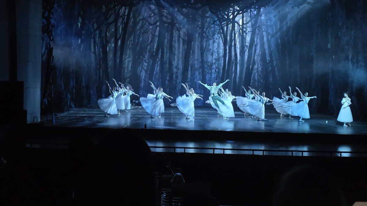 WilhelmDesigner's tweet photo. #mainagielgud 's #giselle #liaoningballetofchina https://t.co/llpz2xk08l