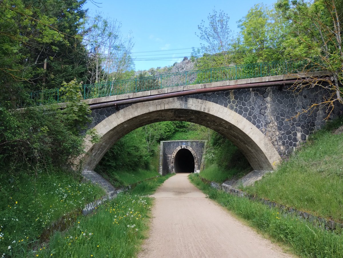 florian_bonet's tweet photo. Je vous conseille cette magnifique #voieverte en #HauteLoire, sur l'ancienne ligne SNCF entre Le Puy-en-Velay et Langogne. Des paysages et des ouvrages magnifiques pour une balade en douceur. https://t.co/NVmBTiibVH