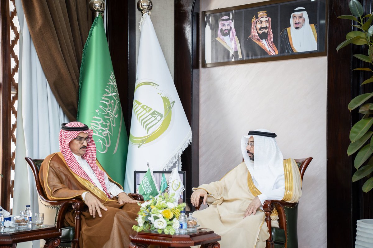 amanataljouf's tweet photo. استقبل أمين منطقة الجوف المهندس عاطف بن محمد الشرعان ، رئيس اللجنة الوطنية للجان العمالية المهندس ناصر عبدالعزيز الجريد  يرافقه عدد من أعضاء اللجنة، وذلك في إطار تعزيز التعاون والتنسيق المشترك بين الهيئة والامانة في تطوير سوق العمل ورفع كفاءته. https://t.co/O3GizyWxJu