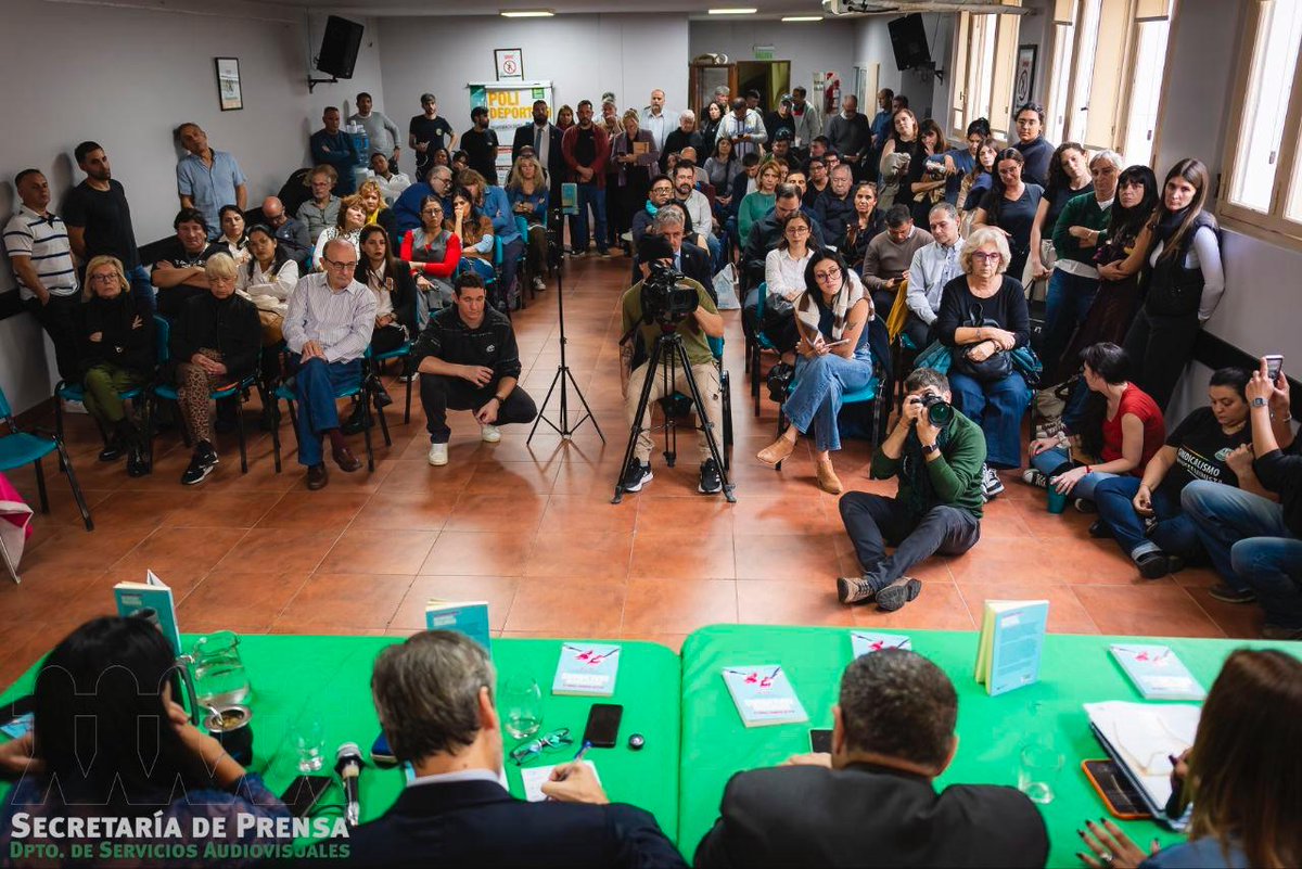 CarmelaMoreauOk's tweet photo. Nos dimos cita en la presentación de “Recuperar Malvinas”, de Alejo Ramos Padilla, junto al Secretario General de APL, Norberto Di Próspero, Roxana Monzón. Ricardo Daer y Beto Alonso.

#Malvinas no es solo una causa histórica, sino también una causa de memoria, verdad y justicia que sigue vigente en el presente.

Una tarde para reflexionar sobre nuestra historia, la soberanía y la memoria colectiva… pero también para encontrarnos y seguir construyendo juntos 🇦🇷

¡Gracias a quienes se sumaron! 💙