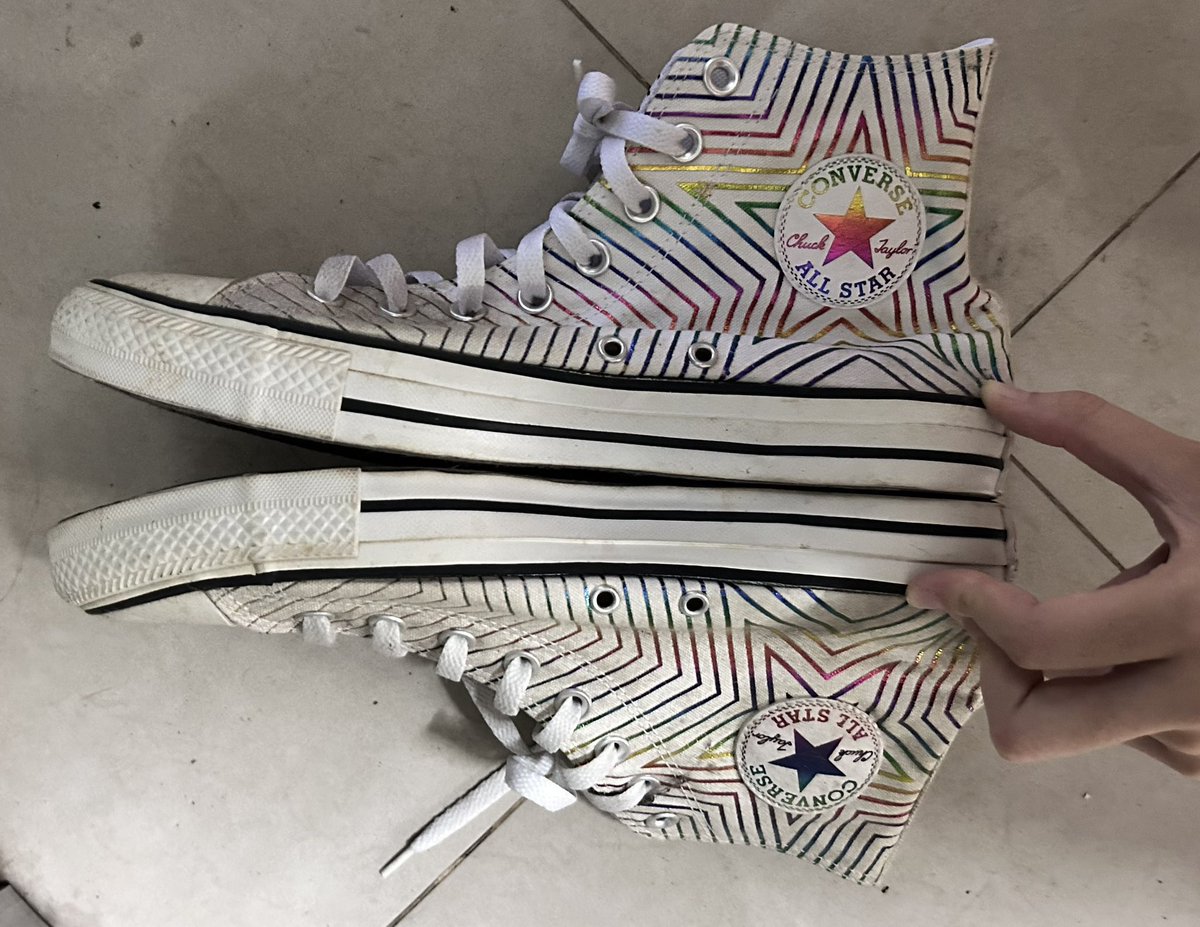 Vesq15's tweet photo. รองเท้าconverse สีรุ้ง
ไซส์ 42.5 (27.5 cm) 
มีฝุ่นเกาะนิดหน่อยคับ พื้นดีจัด ของเเท้นะ
250รวมส่งครับ

 #ส่งต่อรองเท้า #ส่งต่อรองเท้ามือสอง #ส่งต่อconverse #converse #รองเท้ามือสอง https://t.co/a6Fig7ST4A