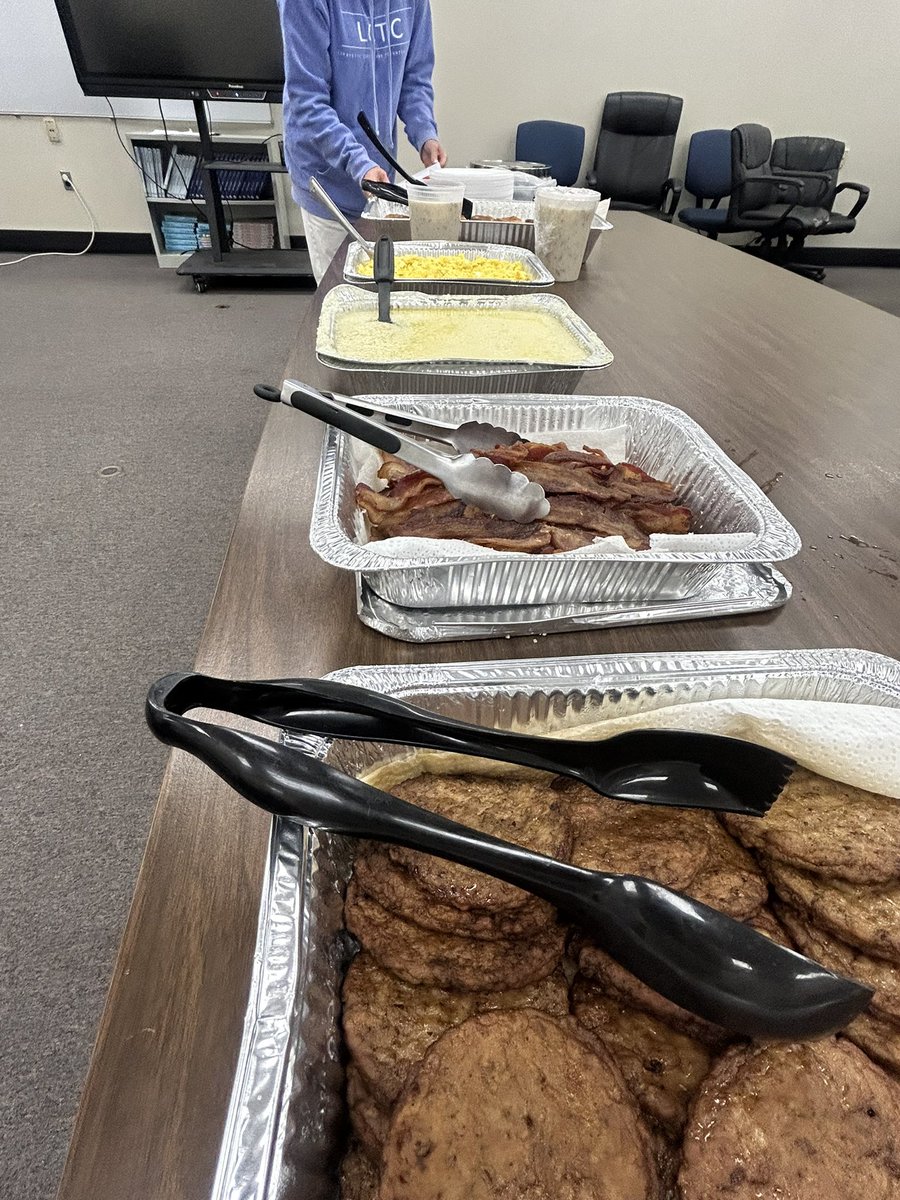thetech_1's tweet photo. Thanks to the great folks at Larson’s Cash Saver in Oxford for a delicious Teacher Appreciation breakfast! https://t.co/i0Fd3eKQco