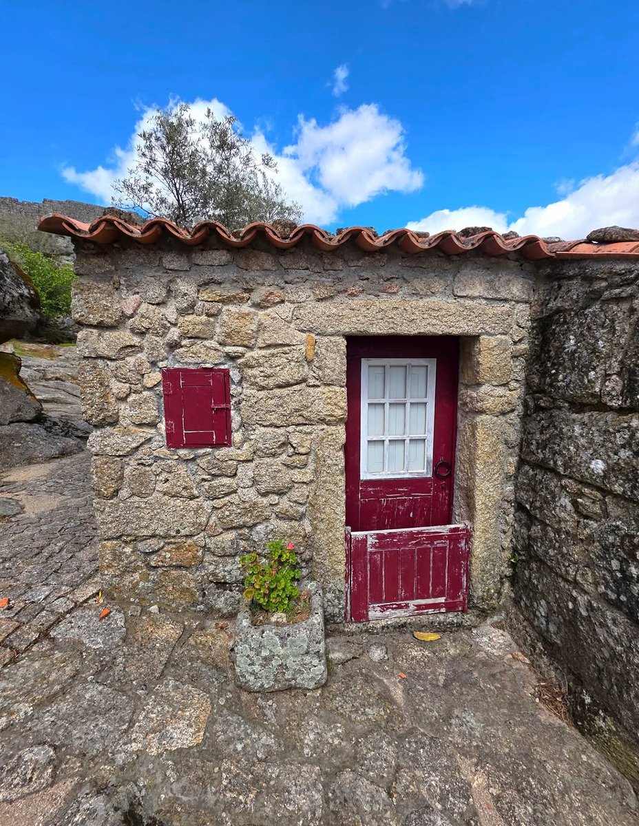 AHistoricasPT's tweet photo. Vale sempre a pena voltar a Sortelha ✨
Porque há recantos que escapam ao primeiro olhar… ruas que parecem diferentes a cada visita… e detalhes que nunca deixam de surpreender. 💛
📸 @vania.n.silva
#Sortelha #AldeiasHistoricas #Portugal https://t.co/T9Hw4UZNFx