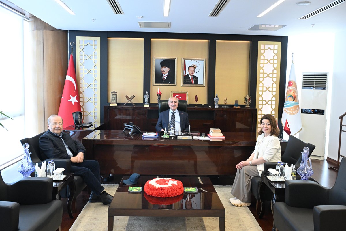 DenizliValiligi's tweet photo. 📌 Valimiz Sayın @yskosger, 

▫️  Denizli Ticaret Odası Başkan Yardımcısı Melek Sözkesen Kartay ile babası Ruhi Sözkesen'i makamında kabul etti. 

📌 Sayın Valimiz, ziyaret için konuğuna teşekkür etti. https://t.co/o1rM0UOI9U