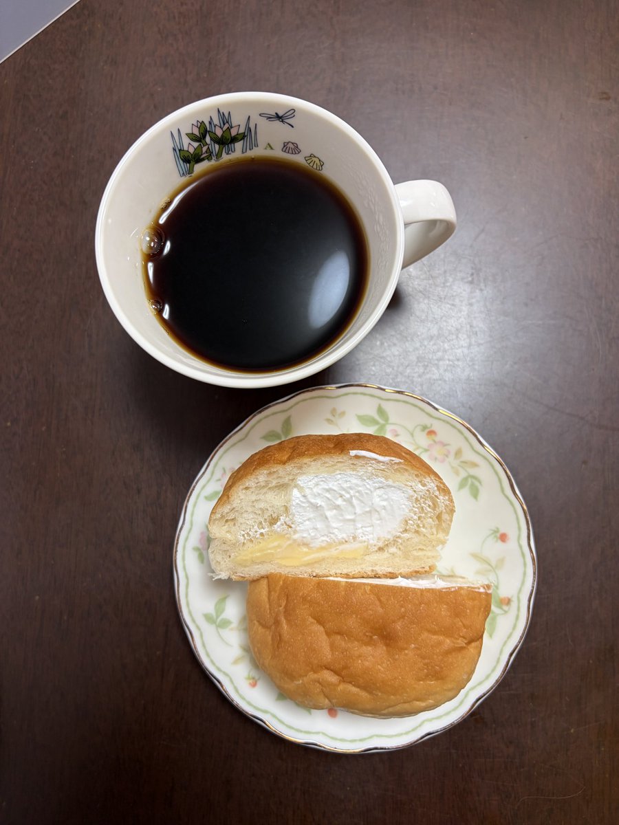 CoffeeMoriko's tweet photo. ファミマの「も〜っちり食感クリームパン」
生地がちゃんともっちりしてて、カスタード×ミルクホイップがちょうどいい甘さです。重くないのに満足感あるのが強い。んーうまい😋

#ファミマ
#コンビニパン
#クリームパン
#もっちり食感
#菓子パン
#パン好き
#スイーツ好き
#今日のおやつ https://t.co/EGT2373dCj