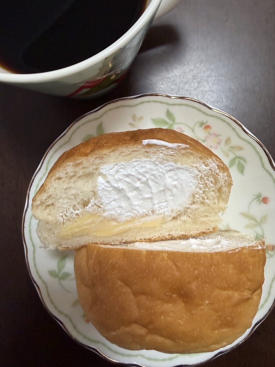CoffeeMoriko's tweet photo. ファミマの「も〜っちり食感クリームパン」
生地がちゃんともっちりしてて、カスタード×ミルクホイップがちょうどいい甘さです。重くないのに満足感あるのが強い。んーうまい😋

#ファミマ
#コンビニパン
#クリームパン
#もっちり食感
#菓子パン
#パン好き
#スイーツ好き
#今日のおやつ https://t.co/EGT2373dCj