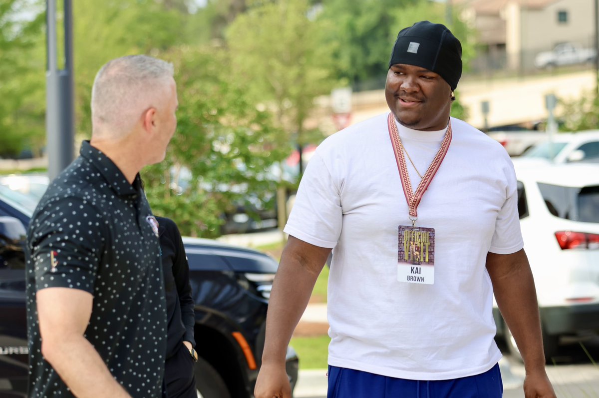 Noles247's tweet photo. Some more looks at JUCO DL Malachi ‘Kai’ Brown at FSU this AM

https://t.co/nhELHYRVMX https://t.co/7rt461mDef