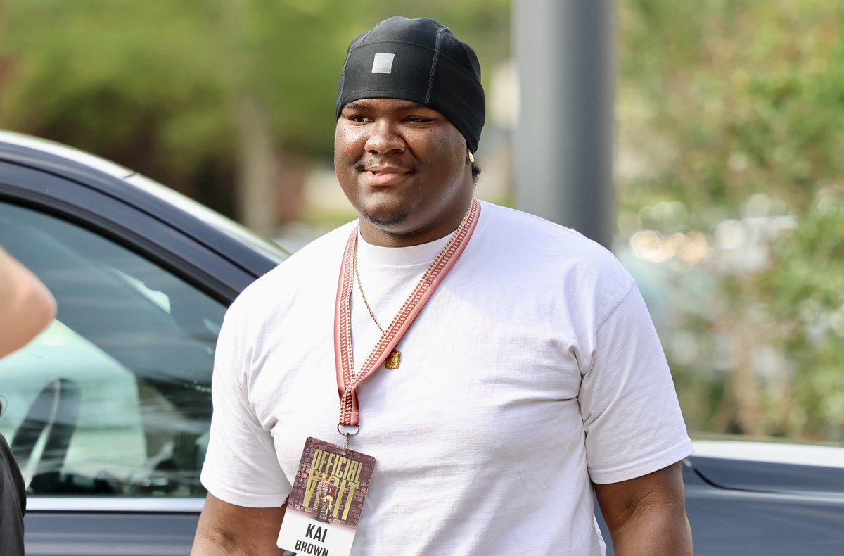 Noles247's tweet photo. Some more looks at JUCO DL Malachi ‘Kai’ Brown at FSU this AM

https://t.co/nhELHYRVMX https://t.co/7rt461mDef