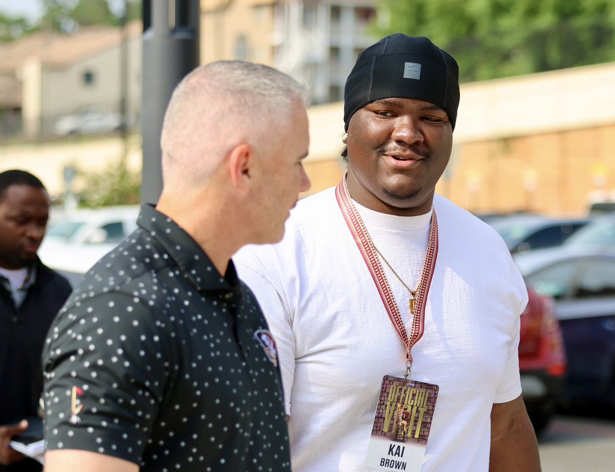 Noles247's tweet photo. Some more looks at JUCO DL Malachi ‘Kai’ Brown at FSU this AM

https://t.co/nhELHYRVMX https://t.co/7rt461mDef
