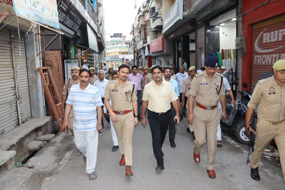sambhalpolice's tweet photo. .@DmSambhal श्री अंकित खण्डेलवाल एवं #SPSambhal
@Krishan_IPS द्वारा #ASPNorth के साथ कानून-व्यवस्था सुदृढ़ बनाए रखने एवं आमजन में सुरक्षा की भावना को और अधिक मजबूत करने के उद्देश्य से कस्बा संभल के मुख्य मार्गों, बाजारों व भीड़-भाड़ वाले क्षेत्रों में पैदल गश्त की गई।
Part1/2. https://t.co/mI9DV2kve7