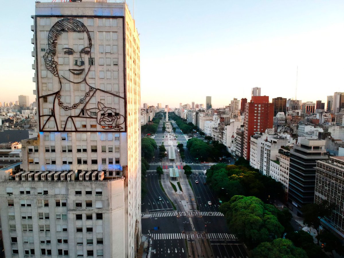 Cristina no especula.

Clavó a Evita en medio de la 9 de julio. 

Que mujeres con coraje.