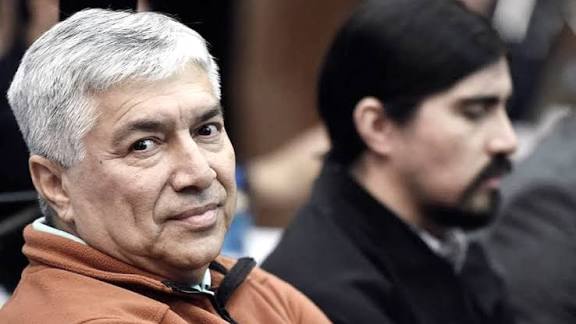 El Tribunal Oral Federal N° 4 rechazó un nuevo pedido de prisión domiciliaria para Lázaro Báez. Los jueces determinaron que su alojamiento en la cárcel de Ezeiza no le impide tratar sus dolencias. Se festeja