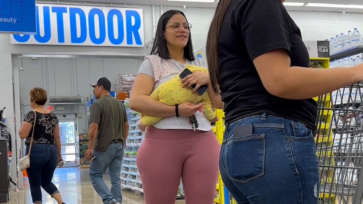 Splattercandids's tweet photo. Someone find her @ so I can tell her how much I wanna leave my nut on her beautiful butt 🥰 she loved me following her around like a slave to her body #paidactor #candidgooner https://t.co/AUBqiO32DV