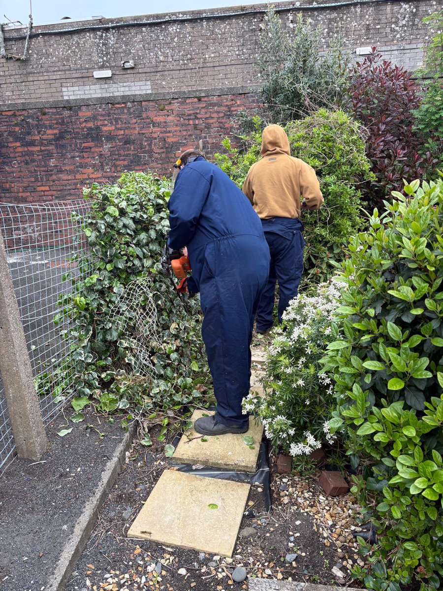 NACJustice's tweet photo. A recent garden tidy at Largs Railway Station was completed. Thanks to our Supervisor and his team. 👏🏻👏🏻 https://t.co/EAUSNpEtXb