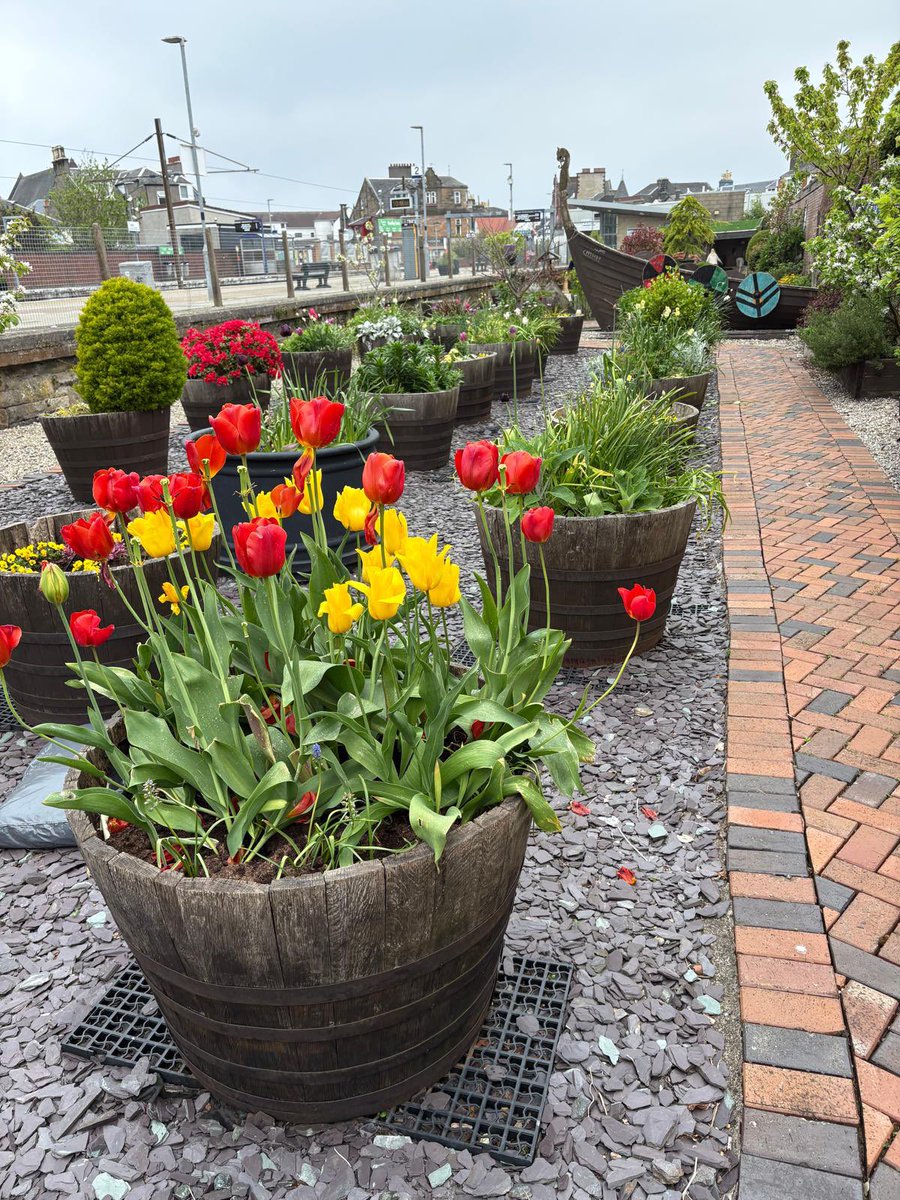 NACJustice's tweet photo. A recent garden tidy at Largs Railway Station was completed. Thanks to our Supervisor and his team. 👏🏻👏🏻 https://t.co/EAUSNpEtXb