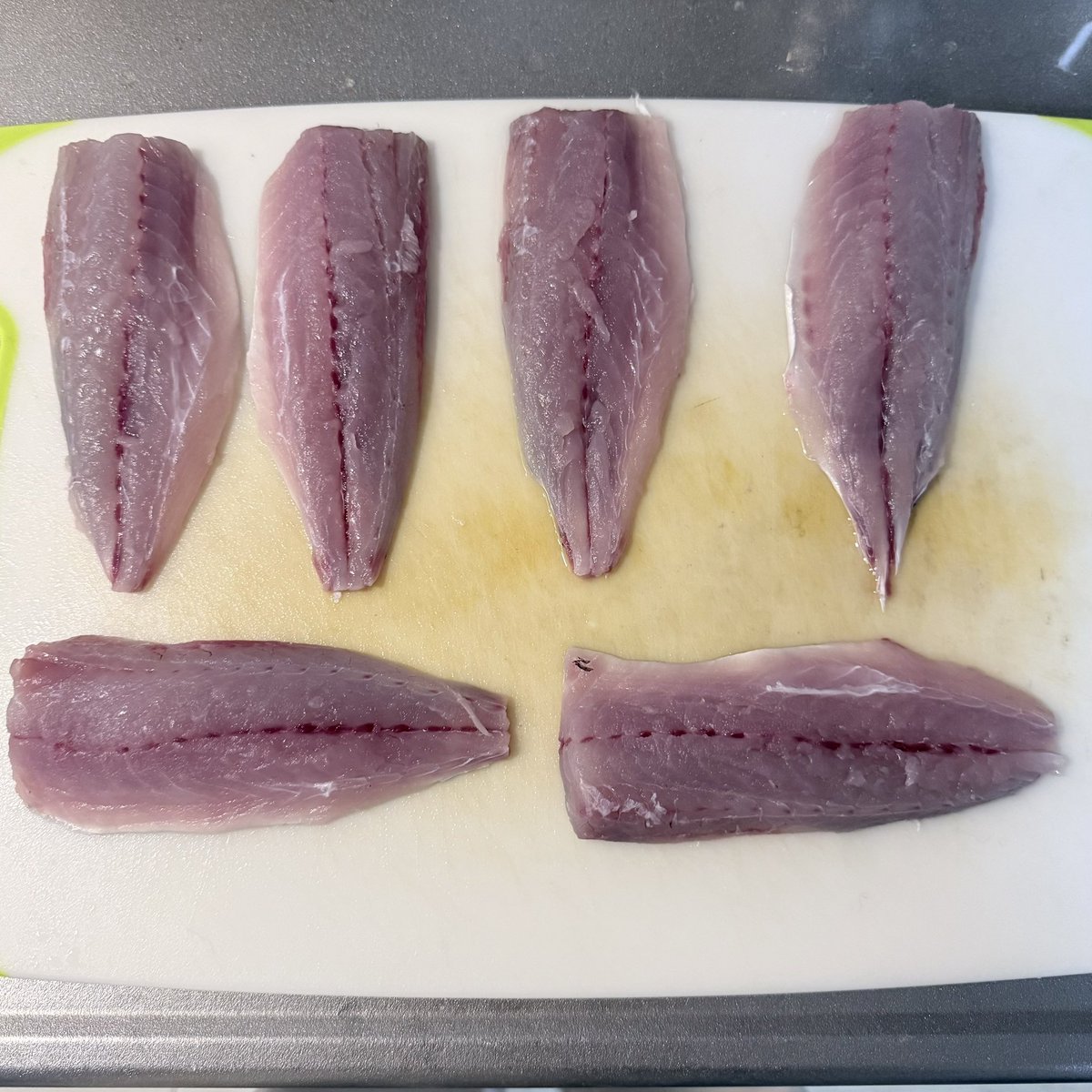 sakudooooon's tweet photo. 鯵をいただいたので捌く🐟
明日はアジフライだな✨ https://t.co/MNURvGCVbx