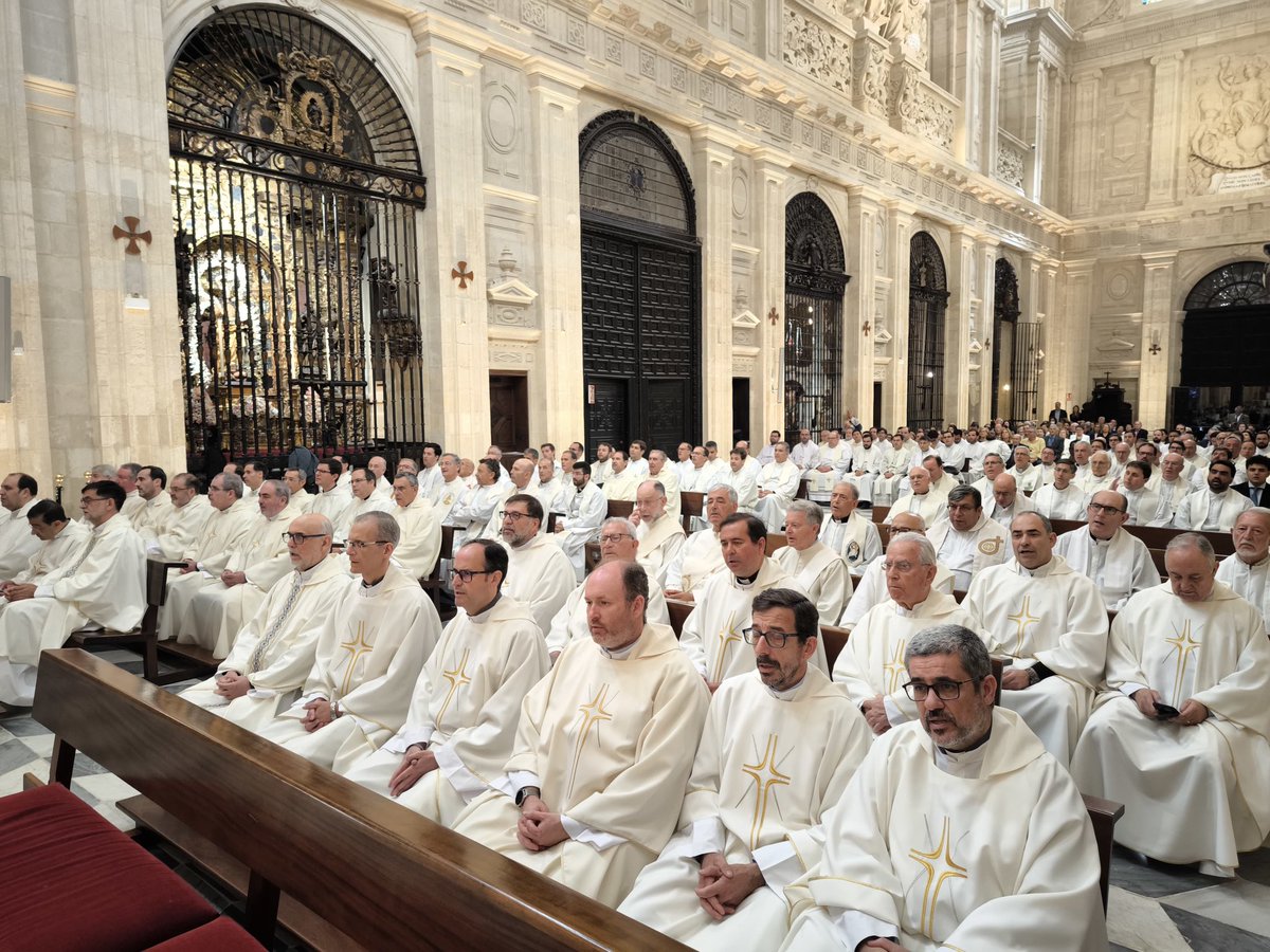 En la Parroquia del Sagrario de la Catedral de #Sevilla, hemos celebrado la Fiesta de San Juan de Ávila, patrón del clero secular español. 

También han recibido homenaje los sacerdotes y diáconos que cumplen sus 25 o 50 años de ordenación, así como el Arzobispo, que cumple 25