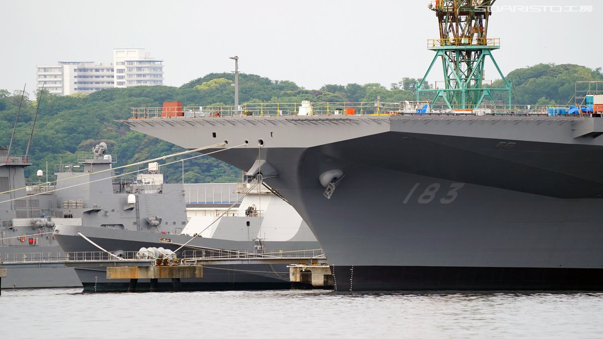 SOARISTO's tweet photo. JMU磯子にて改修中の護衛艦「いずも」（DDH-183）。
　2015年の就役時は艦首が台形状になっていましたが、軽空母化に伴い、完全な矩形状になりました。
　アイランドも足場が組まれ、大規模な近代化がなされているようです。
@JMSDF_SDF https://t.co/1xTAm55gxF