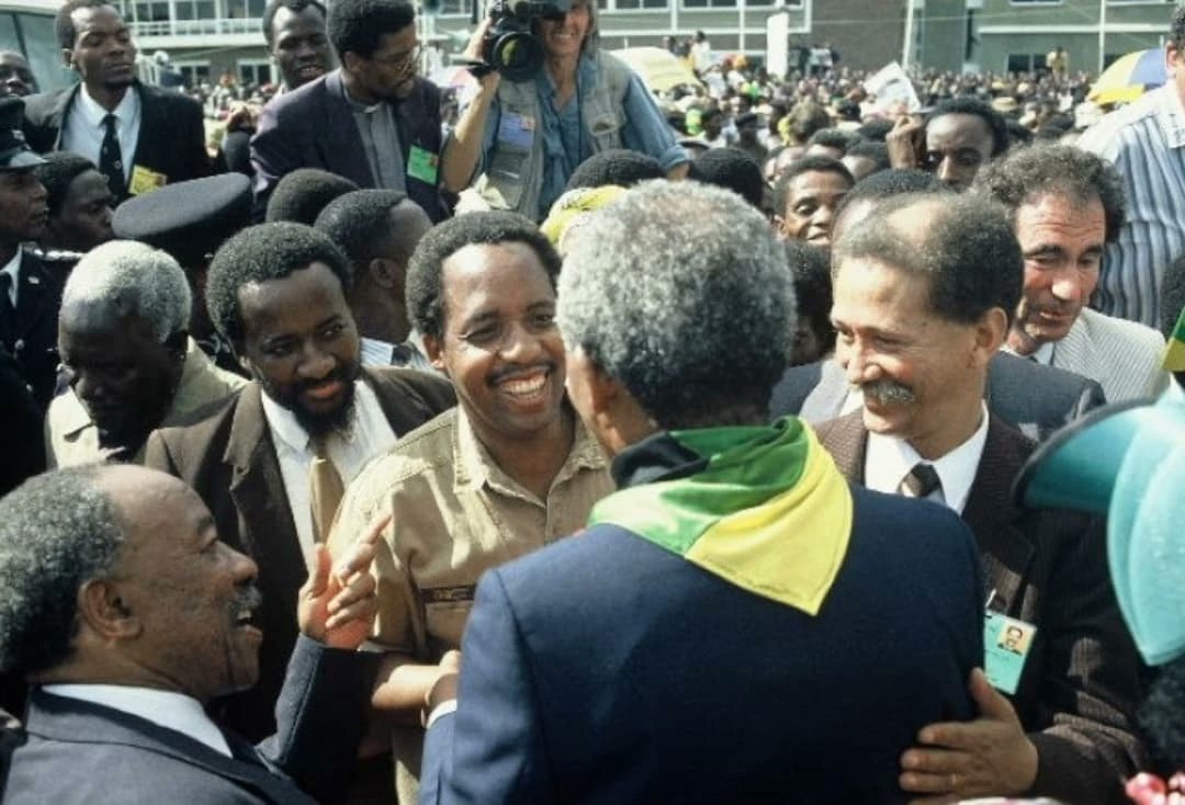 HistorySAZAR's tweet photo. Nelson Mandela welcomed in Lusaka by Alfred Nzo, Pallo Jordan, James Stewart, Chris Hani, Albie Sachs and others, 1990. Credit: Rashid Lombard https://t.co/QKwMpyyJwg