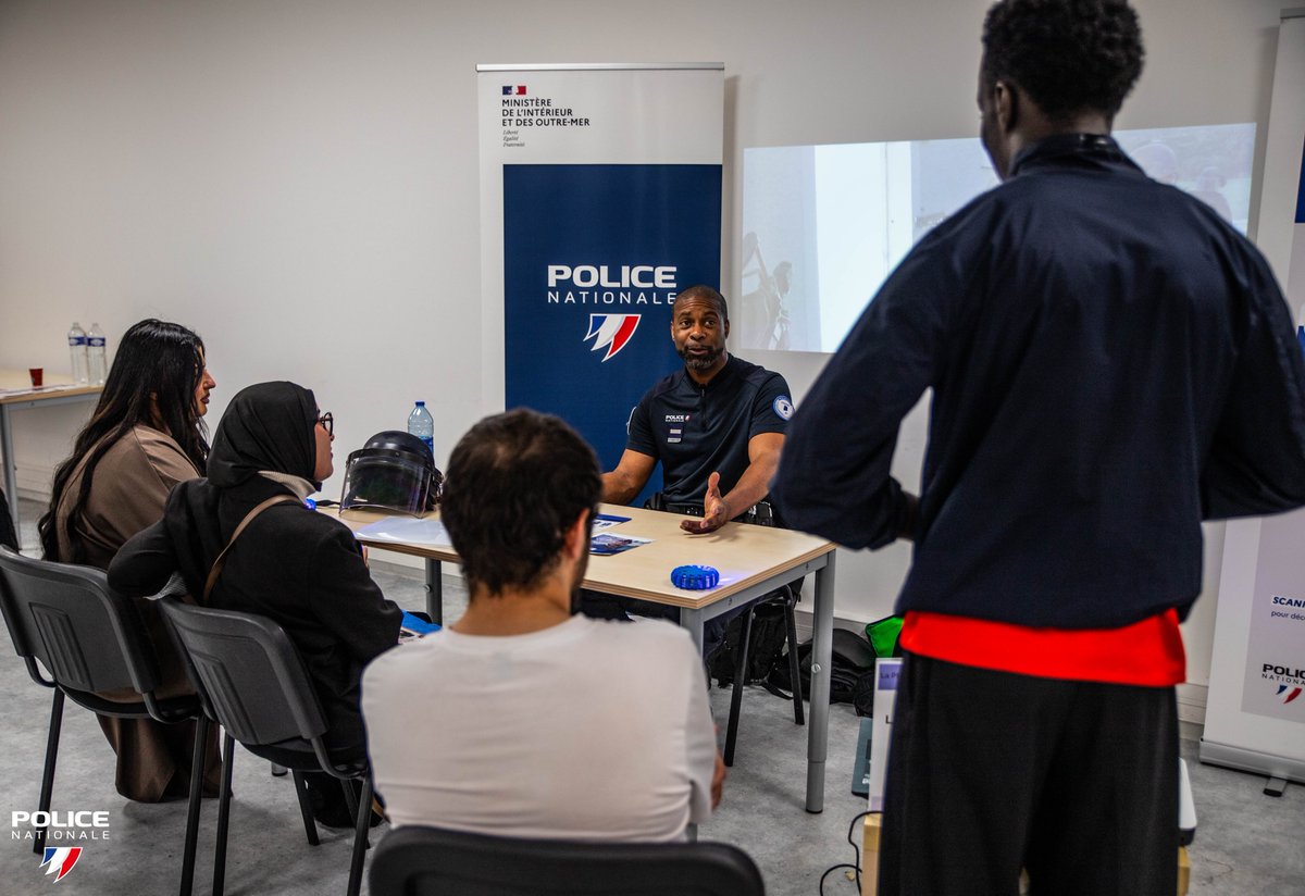 PoliceNat91's tweet photo. #LaPoliceRecrute | Toute l’année, nos 👮♂️👮♀️ vont à la rencontre des candidats sur les forums des métiers. Aujourd’hui, présence à la Maison de l’"Emploi et de la Formation" de @Corbeil91100 et au lycée Clément Ader à #AthisMons pour présenter les métiers de la Police nationale🚔 https://t.co/3XQX1sjETS