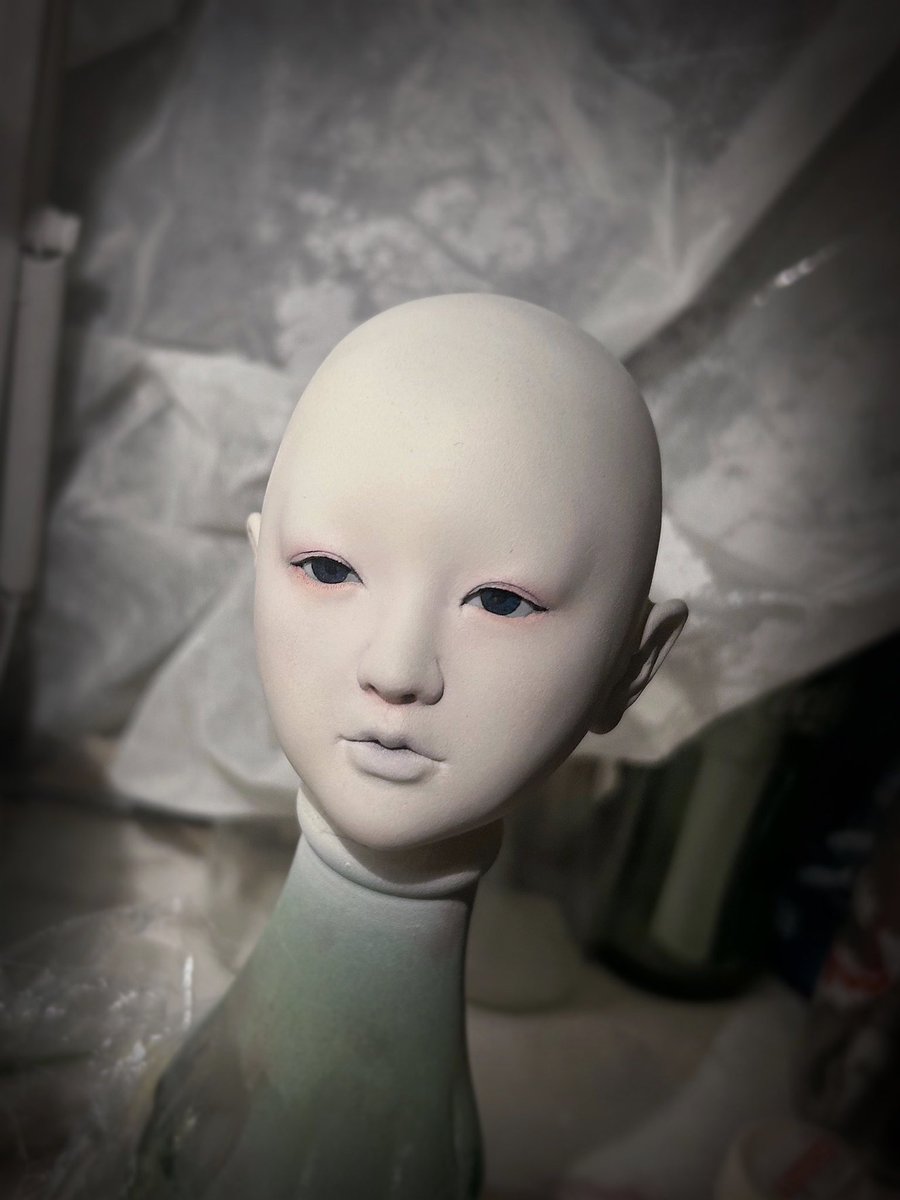 karutatotenten's tweet photo. 今2つの頭を同時に作ってる片方。
過去作のリメイクをずーっと、どうしてもしたかったのだけど…
このコ、来たかも。
目に光が入らない雰囲気、すごくデジャブを感じる。 https://t.co/IYfiY5Vpz5