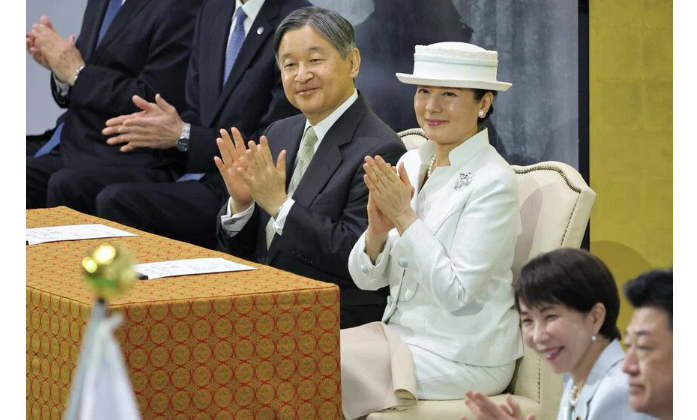天皇、皇后両陛下は29日、政府主催の「昭和100年記念式典」に出席された。
しかし、式典で天皇陛下の「お言葉」はなかった。
これについては宮内庁が「政府の考え方に基づいた」と明言。
つまり、政府が天皇陛下を封じ込めたことになる。
高市早苗はどんなに控えめに言っても「朝敵」である。
