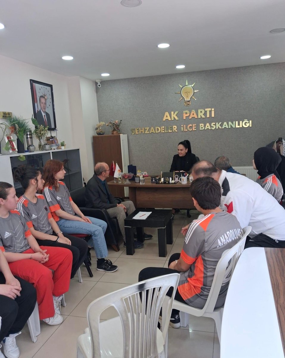 Kadın Kolları Başkanımız Tülay Şentürk’ü ziyaret eden Esnaf Gençlik Spor Kulübü (Anadolu 45 SK) Kadın Futbol Takımı yöneticileri ve sporcularına nazik ziyaretleri için teşekkür ederiz.

Birlik, dayanışma ve başarı dolu nice güzel çalışmalarda buluşmak dileğiyle. ⚽🌸