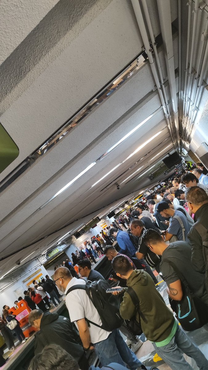 InfoMetroMX's tweet photo. 🚨METRO🚨
#ULTIMAHORA
Se presenta afluencia muy alta y flujo pésimo de unidades en la #Linea2,#Linea3,#Linea8 y #LineaA del #MetroCDMX 
Tardando hasta 13 min. En poder abordar una unidad.
⚠️Anticipa tu salida⚠️ 
#infometromx https://t.co/30u4GzC7uv