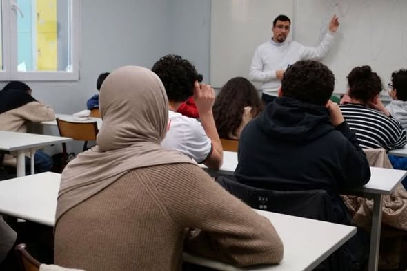 ΔΗΜΟΓΡΑΦΙΚΗ ΑΝΤΙΚΑΤΑΣΤΑΣΗ Σχεδόν οι μισοί μαθητές στα δημόσια γυμνάσια της Βιέννης είναι πλέον Μουσουλμάνοι (49,4%). Καθολικοί: μόνο 16,7%.
Το 1683 ο Σομπιέσκι έσωσε τη Βιέννη από τους Οθωμανούς.
Σήμερα... αρκούσε να περιμένουν να τους ανοίξει η ΕΕ την πόρτα.Σε λιγο και εδω!