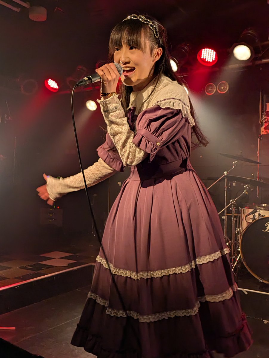 horihide0107's tweet photo. あんちゃんのステージ明らかに変わってきた✨

歌はもちろんだけど、最近はダンスパフォーマンスが本当に最高❗
ステージ全体を使って歌いながら軽やかに舞う姿から目が離せない🎶

客席から思わず漏れる感嘆の声が聞こえてきたよ☺️嬉しい🫶

#ホワイトヴェール
#杏菜
#鶴見GIGS
#EYEPROJECT https://t.co/NmTU6eRUeV