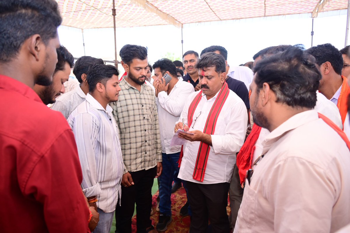 आज कवर्धा के नया बस स्टैंड में 2 करोड़ से अधिक की लागत से बनने वाले 33/11 के. व्ही. उपकेन्द्र का साथियों के साथ विधिवत भूमिपूजन किया। इस उपकेन्द्र से क्षेत्र की विद्युत व्यवस्था और अधिक सशक्त होगी।