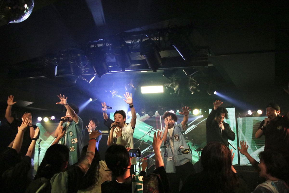 sml_D's tweet photo. あ、あといつも我らの写真を撮ってもらってるトモヤ君の写真ものせておこう！
ライブしてるねえ！ありがとう！ https://t.co/gJ6kHlwcr1