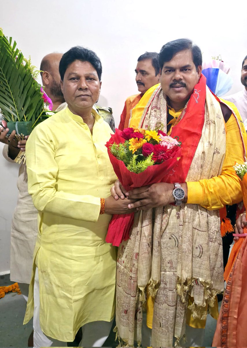 kpdevilalBjp's tweet photo. बैकुंठपुर विधायक श्री @mkrtiwari_bjp जी को आज बिहार सरकार के मंत्री बनने के पश्चात् उनके पटना स्थित आवास पर मुलाकात कर उन्हें बधाई एवं शुभकामनाएं दिया ।।

@BJP4Bihar @AmitShah @BJP4India @DilipJaiswalBJP @sanjay_saraogi https://t.co/3gpVvjGGIb