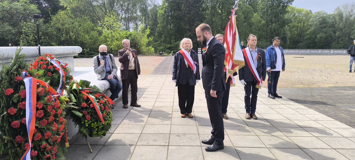 BelarusEmbPol's tweet photo. Złożenie wieńców na Cmentarzu-Mauzoleum Żołnierzy Radzieckich w Warszawie z okazji rocznicy Dnia Zwycięstwa
https://t.co/AKONOc8tvQ https://t.co/ZbfrQ7fuXQ