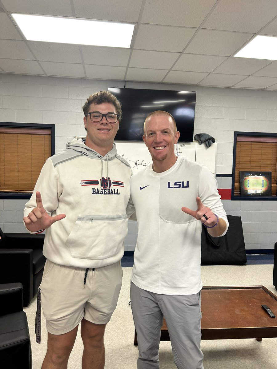 MillerWarren149's tweet photo. Thank you @CoachJoeCox for stopping by and talking about @LSUfootball!! Can’t wait to be back in Death Valley!! 
@CoachDunn1 @Lane_Kiffin https://t.co/y9oqOqnxoV