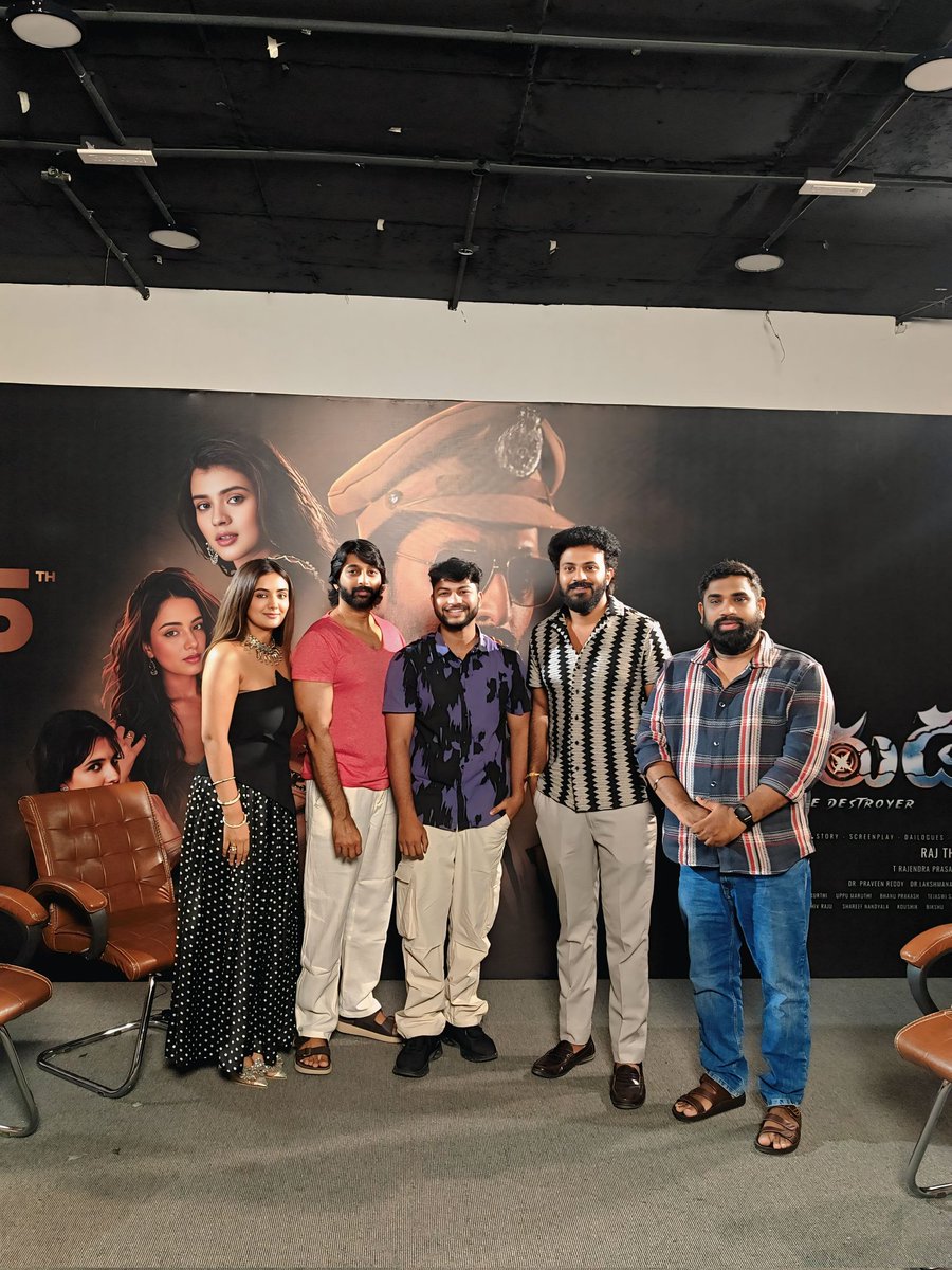 Pawannaidu_7344's tweet photo. Interview completed with Team of #harudu💥 @iamactorvenkat @ravindrareddymedapati @director_rajthalluri @natashasingh12
.
.
#harudu #anchorPawan #Interview #actorvenkat https://t.co/fVDj47cUaW