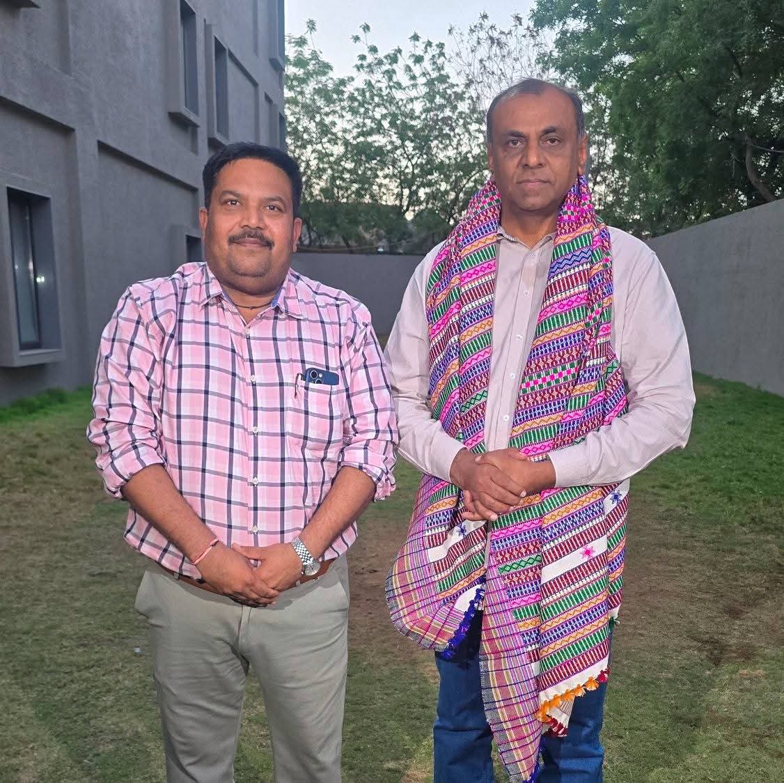ManishBarot_DC's tweet photo. પ્રસિદ્ધ ગુજરાતી ન્યૂઝ ચેનલ ABP અસ્મિતાના શો "હું તો બોલીશ" જેવા શો દ્વારા દરેક ઘરમાં પોતાની ઓળખ બનાવી છે. એવા લોકશાહીના ચોથા સ્તંભના ખૂબ જ નમ્ર અને સ્પષ્ટવક્તા પત્રકાર શ્રી રોનકભાઈ પટેલ સાથે શુભેચ્છા મુલાકાત કરી.

@abpasmitatv @RonakABPAsmita https://t.co/n2ktysZJMo