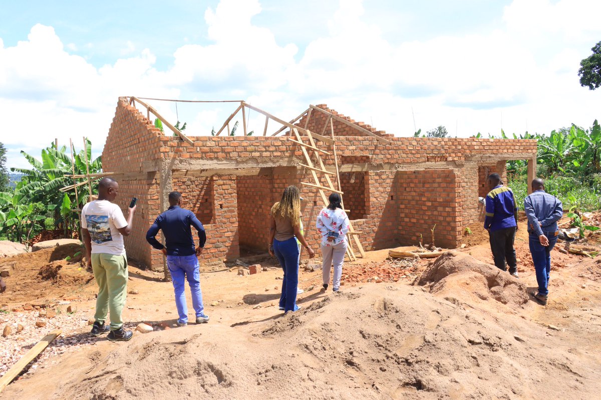 BugeseraDistr's tweet photo. Mu rwego rwo gukurikirana ibikorwa by'imishinga y'Akarere, uyu munsi Vice Mayor @umwalia9 yasuye inzu ziri kubakirwa abaturage batishoboye barokotse Jenoside yakorewe Abatutsi, ndetse anasura ahubakwa ibiro by'utugari mu Mirenge ya Ngeruka na Mareba, asaba kwihutisha iyo imirimo. https://t.co/QQkw48POOr