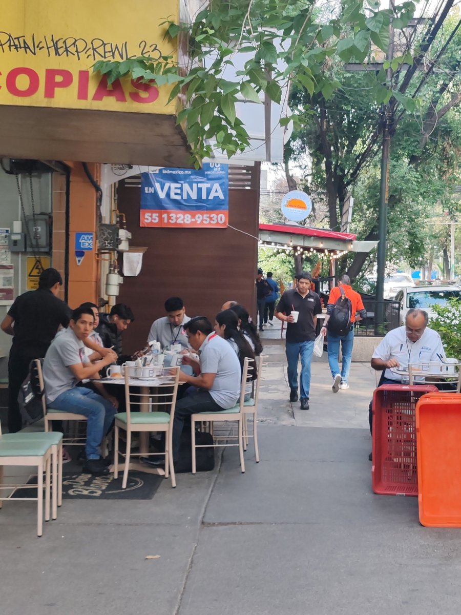 negritocun's tweet photo. Menos de un metro para transitar sobre la banqueta. Rest Doña Blanca en Dakota y Altadena. @AccionesBJ @BJAlcaldia https://t.co/Xhh4YeY9ZI
