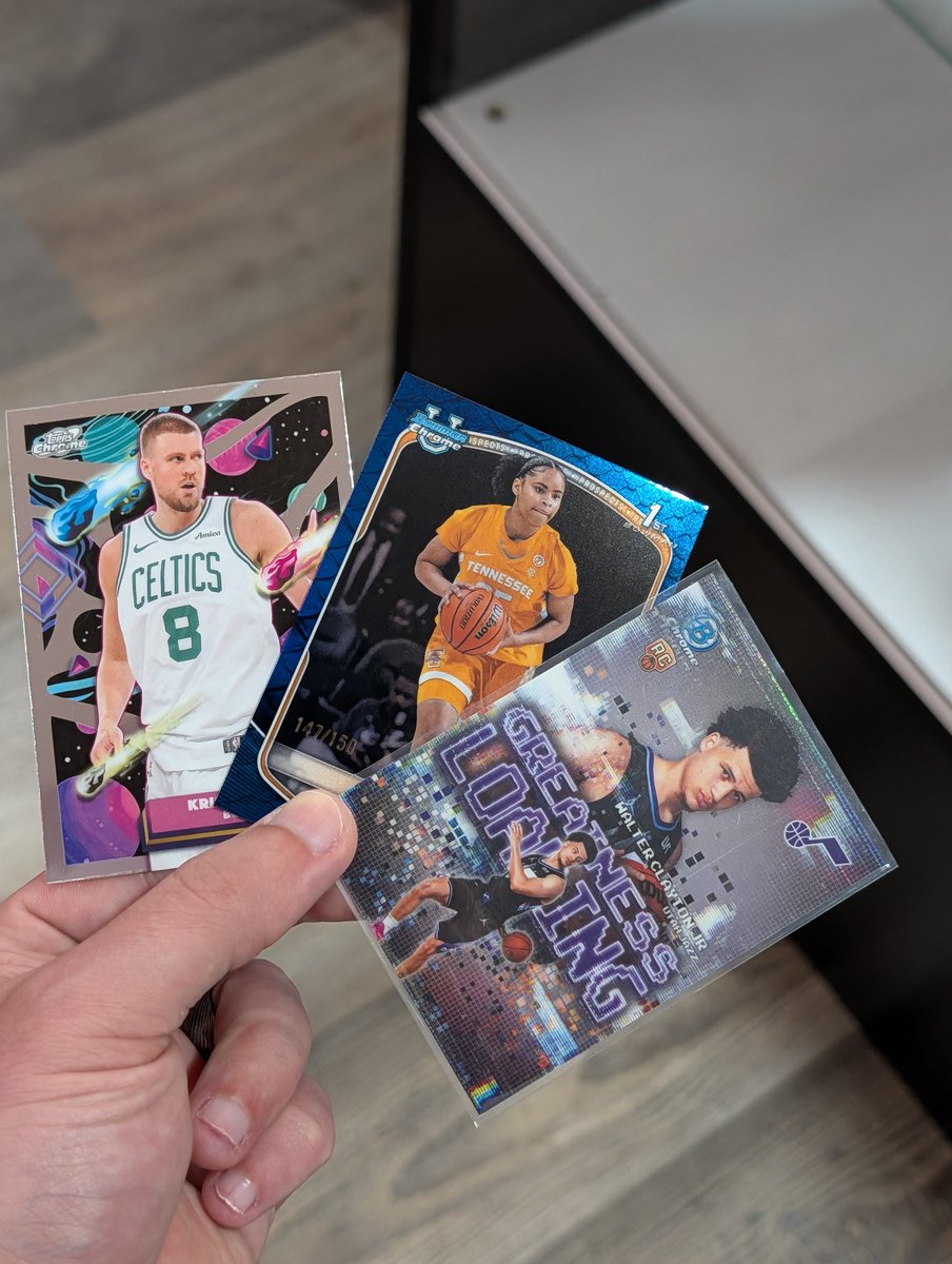 LiuKim23's tweet photo. @BetSyndicateAI doing some dope giveaways in the discord!! Join in!! Hooked me up with some PC stuff and some numbered and golds! https://t.co/4Xo9uhUqLh