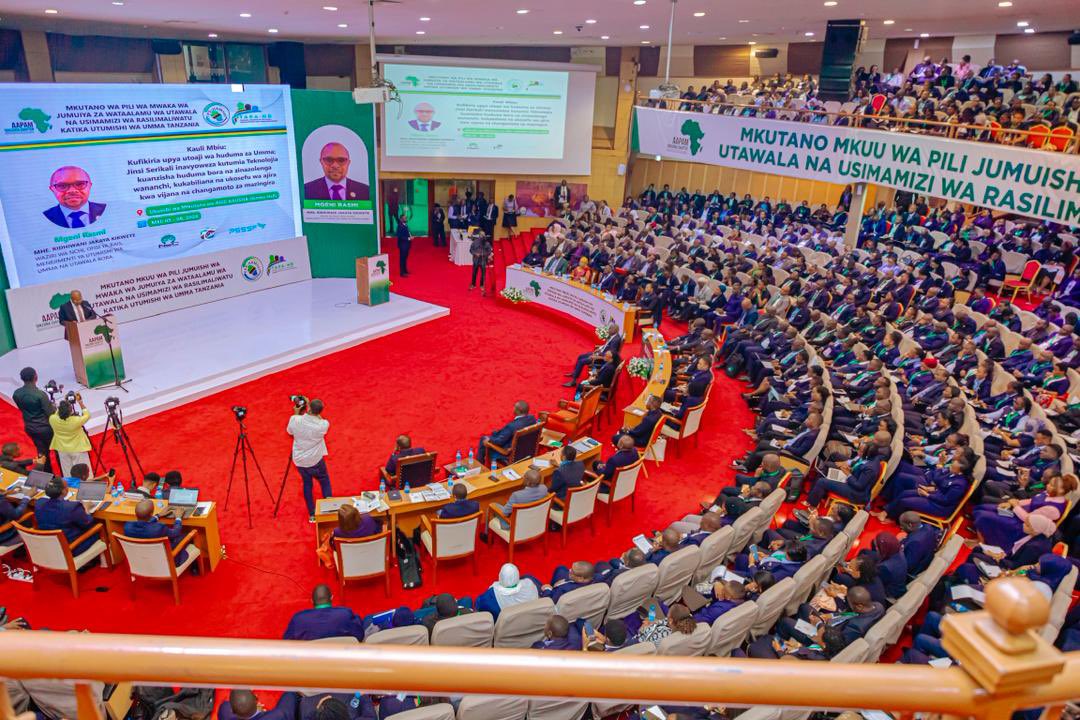ridhiwankikwete's tweet photo. RAIS SAMIA ANAENDELEA KUPELEKA KUPELEKA FURAHA NA NEEMA KWA WATUMISHI WA UMMA TANZANIA.-KIKWETE

Nimezungumza na maafisa tawala na RasilimaliWatu , katika mkutano uliofanyika Ukumbi wa AICC, Arusha na kuwakumbusha kutekeleza wajibu wao na kuleta furaha kwa watumishi wa umma ili kwa upande mwengine nao wapeleke furaha na neema kwa Watanzania . Nimeyaeleza hayo kufuatia maamuzi mbalimbali yanayofanywa na serikali ya awamu ya sita katika kuhakikisha maslahi ya Watumishi wa umma nchini yanaboreka. 

Uamuzi wa hivi karibuni wa Serikali kupandisha madaraja watumishi 219,042 ni hatua ya kihistoria katika kuimarisha utumishi wa umma nchini Tanzania. Hatua hii ambayo imepata ridhaa ya Rais wa Jamhuri ya Muungano wa Tanzania, Dkt. Samia Suluhu Hassan, pamoja na ongezeko la mishahara ya watumishi wa umma (2025): +35.1% , Ongezeko la kima cha chini sekta binafsi (2025/26): +33.4%  , ambapo Sekta mbalimbali zinakwenda athiriwa na maboresho haya ikiwemo afya, elimu, kilimo, mawasiliano, usafirishaji, nishati, viwanda, biashara, hoteli, michezo, uvuvi, baharini, madini ,utamaduni n.k 

Matokeo haya kitakwimu zinaonyesha kasi ya mageuzi ya kiutumishi chini ya Serikali ya Awamu ya Sita inayoongozwa na Rais Samia Suluhu Hassan ambayo inaonyesha uongozi wa kimkakati unaoweka mbele ustawi wa watumishi na ufanisi wa taasisi za umma.