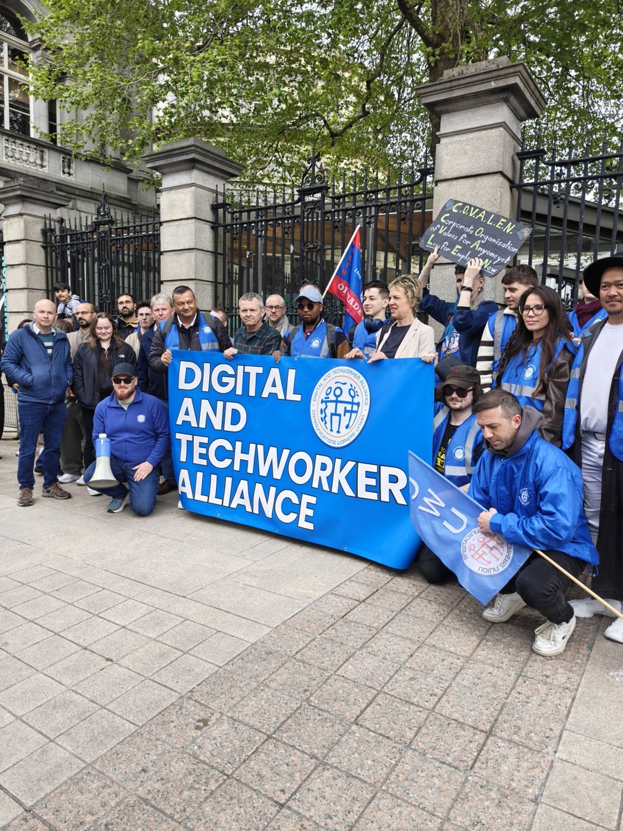paulmurphy_TD's tweet photo. Solidarity with the Covalen workers who have voted to take further industrial action, and were outside the Dáil today.
These workers are being treated terribly. They are at the being left with no redundancy, and disgracefully prevented from working in the same area for 6 months. https://t.co/VQmhx5AQbl