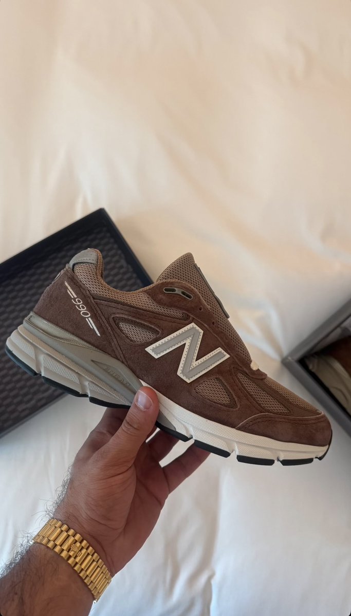 Greg Yuna with an in hand look of the Kith and New Balance 990V4. Can’t wait to cop.

📸: gregyuna (IG)