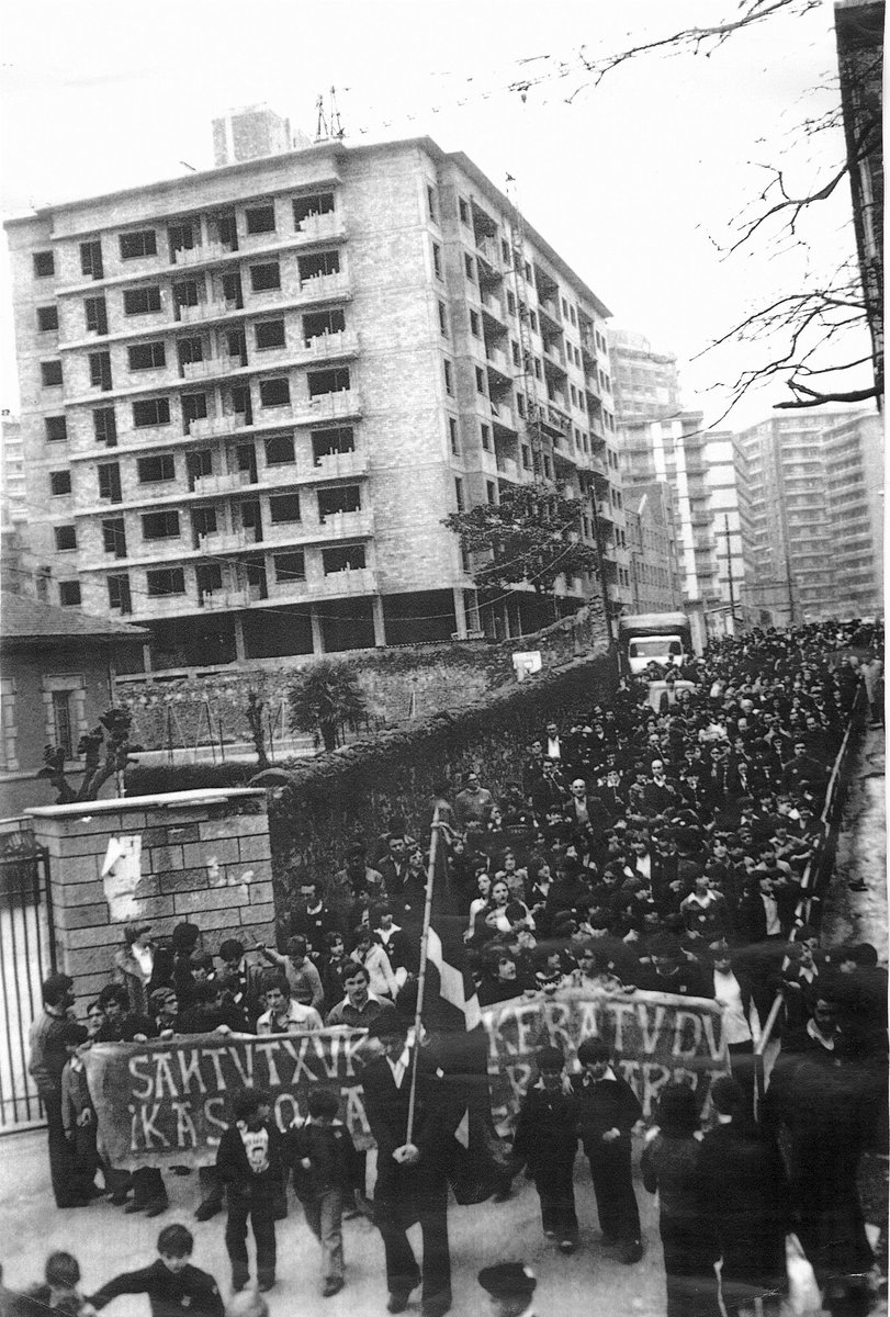 EtxebarrietaME's tweet photo. Santutxu duela 50 urte. Larunbateko Pantxoa eta Peioren kontzertua girotzen joateko argazki gehiago, tartean polizia espainolak kontzertua zapuztea eragin zuen ikurrina. Ez dadila haria eten. ✊

#Santutxu
#PantxoaEtaPeio https://t.co/P4LQWfCLW0
