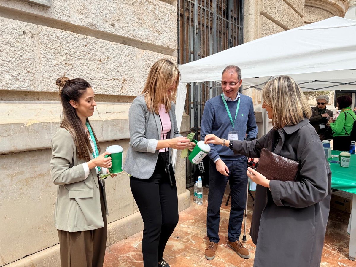 MncGCS's tweet photo. 💚 Hoy, hemos acompañado a la @ContraCancerEs en su cuestación anual. 

Una jornada para apoyar e impulsar la investigación y acompañamiento a pacientes y familiares.

Agradecimiento a todas las personas voluntarias por su labor en el día de hoy. https://t.co/LkEs1EfEcW