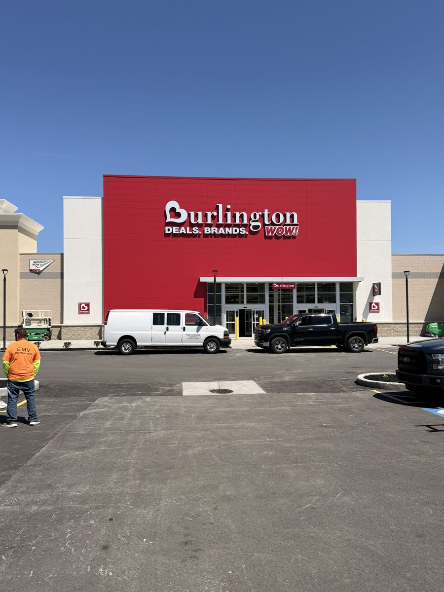 GoodmanRealEst's tweet photo. CHARDON BISHOP PLAZA IS OPEN FOR BUSINESS! 

Chardon Bishop Plaza Info: https://t.co/9s8djMd3Tw
Shoppes at Willoughby Hills Info: https://t.co/GM4PPCpmic

Please contact Zack Sogoloff or Tristan Palmieri to discuss opportunities in Willoughby, OH!

#cre #goodmanre #ChainLinksCRE https://t.co/xijgqtX3wd