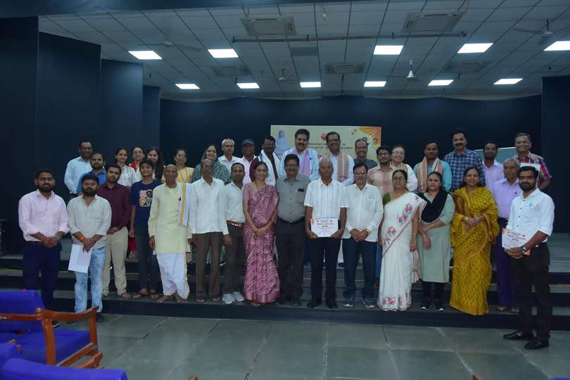 collectorUJN's tweet photo. ✅ 800 वर्ष पुराना है इस लिपि का इतिहास। ✅ राजा-महाराजा गोपनीय संदेशों के लिए करते थे इसका उपयोग। ✅ प्रो. शैलेन्द्र शर्मा ने लिपि संरक्षण को संस्कृति का संरक्षण बताया।  #Ujjain #ModiScript #Culture #History https://t.co/MzR6U2yjVY