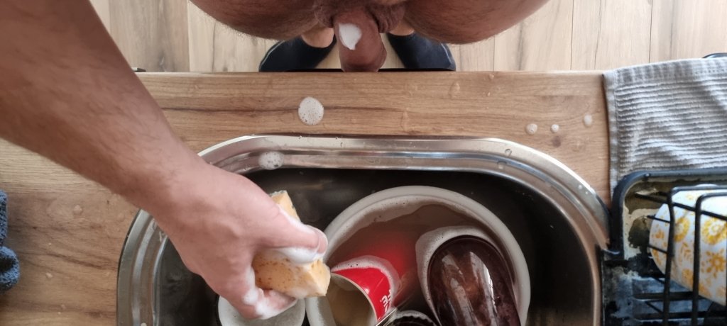 BigBullSB's tweet photo. Kad si goli kuhar onda se mora biti i goli kad se posprema?
#cleaning #naked #clean #nsfw https://t.co/M39l28iTHp