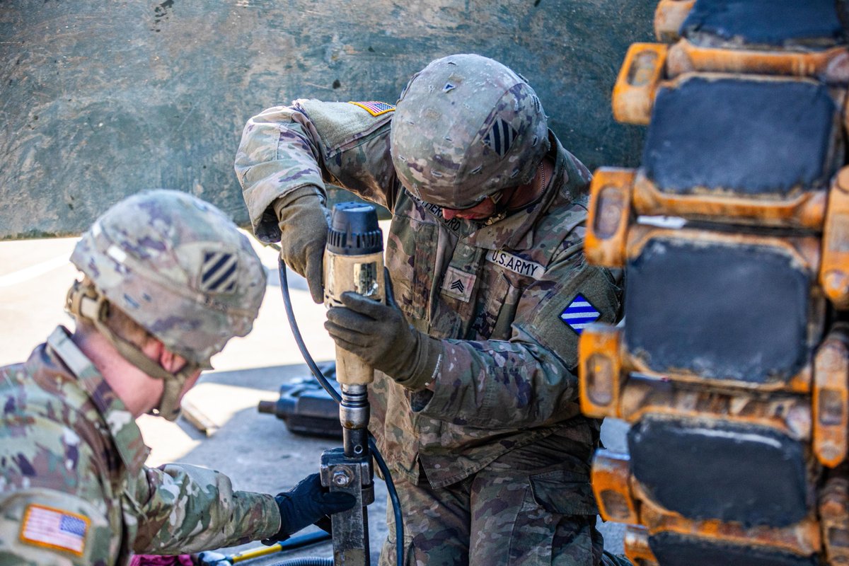 MCoEFortBenning's tweet photo. 🚨 #SullivanCup 
If you think your neighbors are loud, wait until you meet ours. 🔊 

The 120mm alarm clock was set all day and night at the DMPRC. 
The results from the Thunderdome shoot-off are in!

#ArmorWeek https://t.co/eTy5IIUXKp